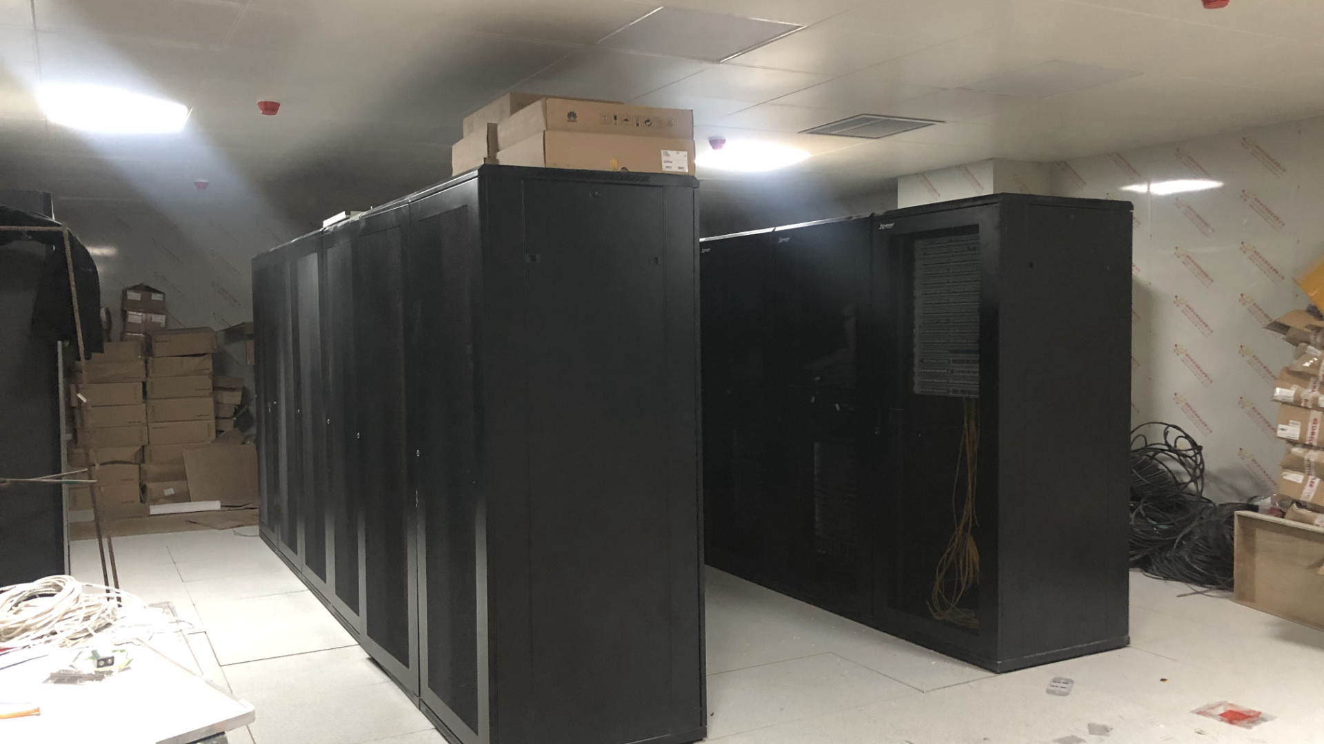 精致森藍(lán)機(jī)柜廠家關(guān)于服務(wù)器機(jī)柜結(jié)構(gòu)和參數(shù)介紹