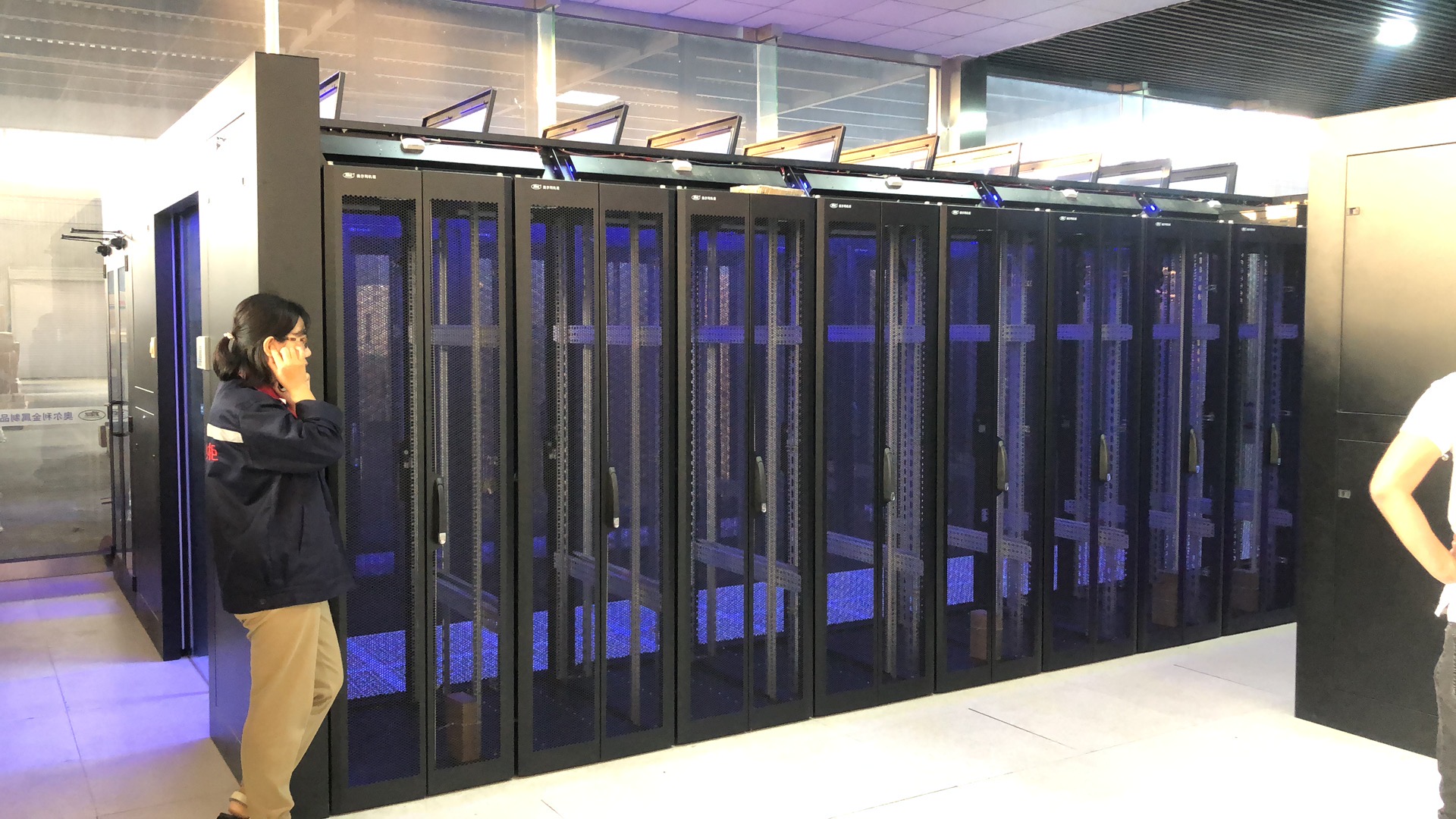 精致森藍(lán)為南沙婦幼醫(yī)院項(xiàng)目興建冷通道機(jī)房