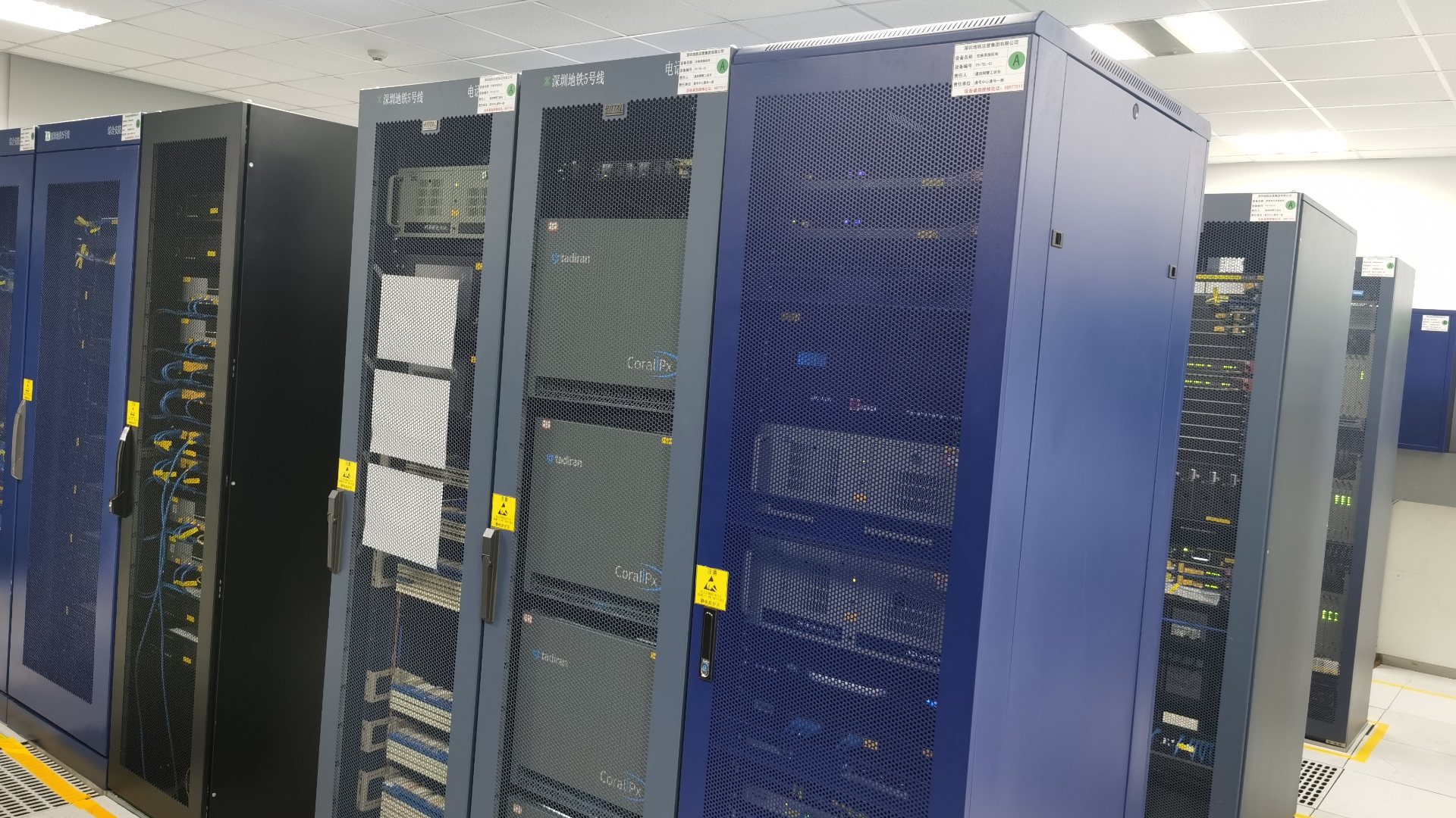 一臺標準的服務器機柜可以放下幾個服務器？