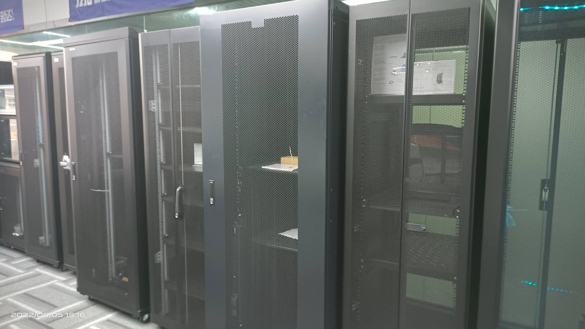 機柜廠家告訴你該如何選擇合適的網(wǎng)絡機柜