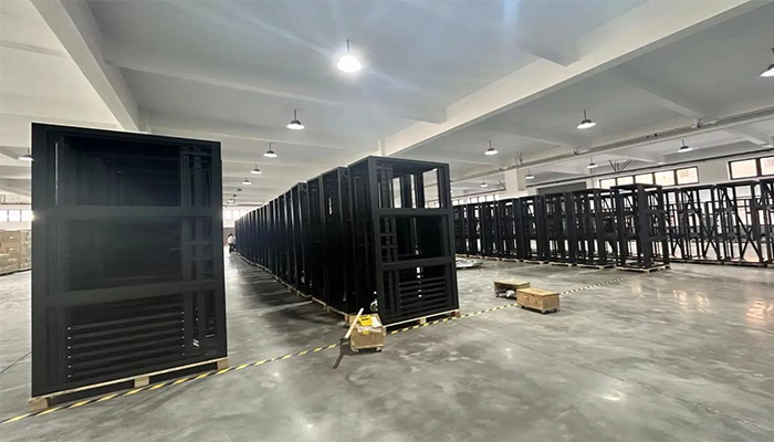 告別“將就”！精致集團(tuán)源頭工廠直供，深度定制您的專屬工業(yè)機(jī)柜